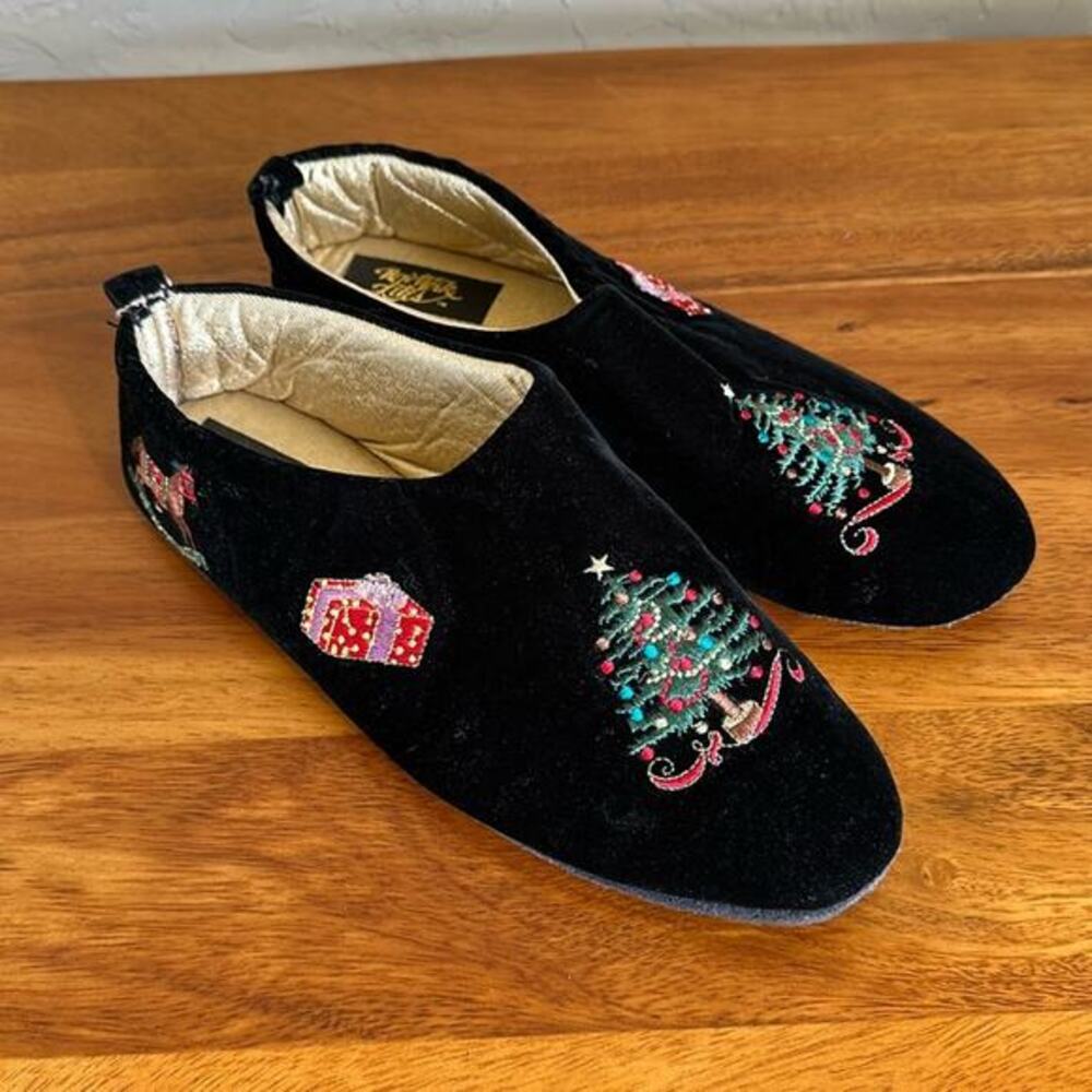New York Lites black suede Christmas embroidered slippers size 6‎